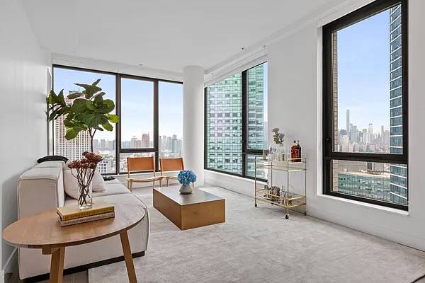Corner 2BR/2BA in LIC High Rise