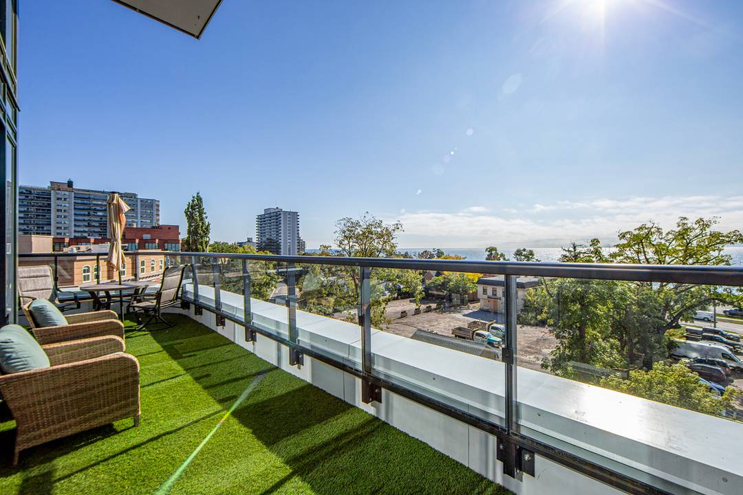 1+1 In Prestigious Nautique Lakefront Residences in Downtown Burlinton