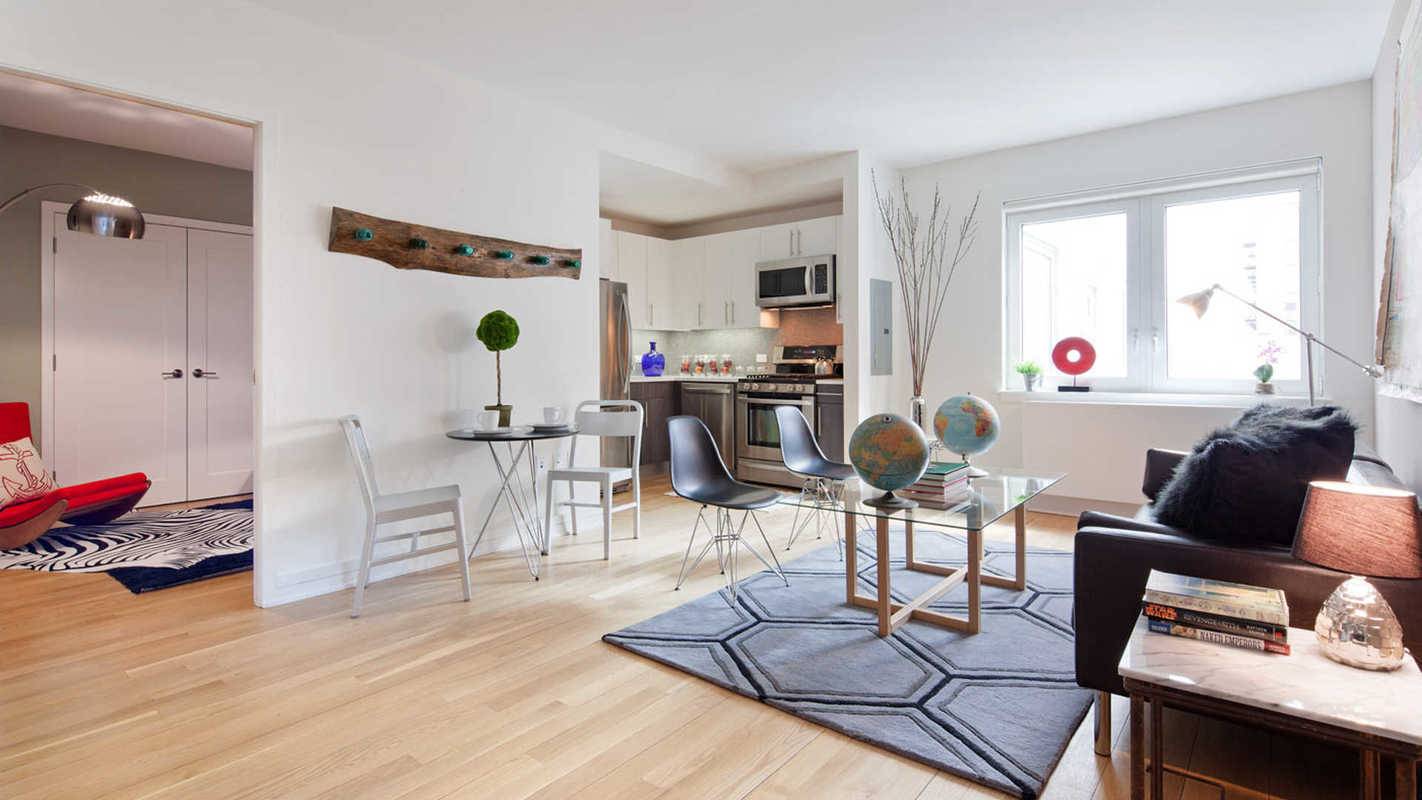 Penthouse 2Bed/2Bath Available for Immediate Occupancy in Prime Location. Will Not Last!