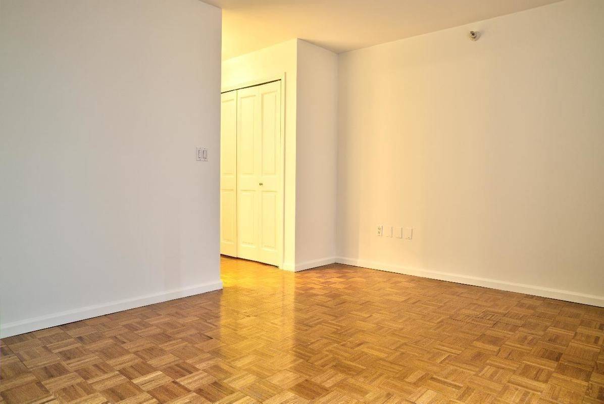 NO FEE PLUS 2 MONTH FREE..PRIME MIDTOWN WEST,FULL SERVICE DOORMAN BLDG,STEPS FROM PORT AUTHORITY,TIME SQUARE,HELL'S KITCHEN