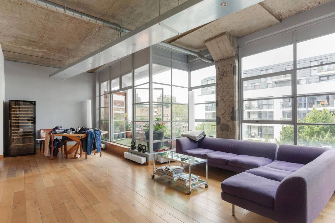 CANAL-FACING 2 BED WAREHOUSE LOFT WITH WATER VIEWS, PRIVATE BALCONY & PARKING