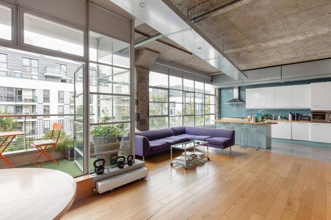 CANAL-FACING 2 BED WAREHOUSE LOFT WITH WATER VIEWS, PRIVATE BALCONY & PARKING