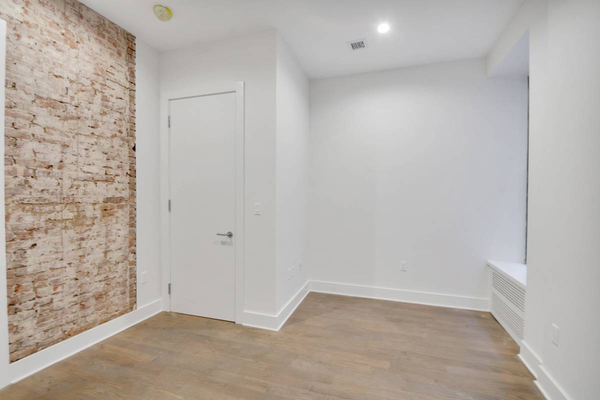 HUGE 3 BEDROOM / 2 BATH IN MIDTOWN SOUTH,NOMAD --E30 Street /MADISON AVE -- DOORMAN BUILDING