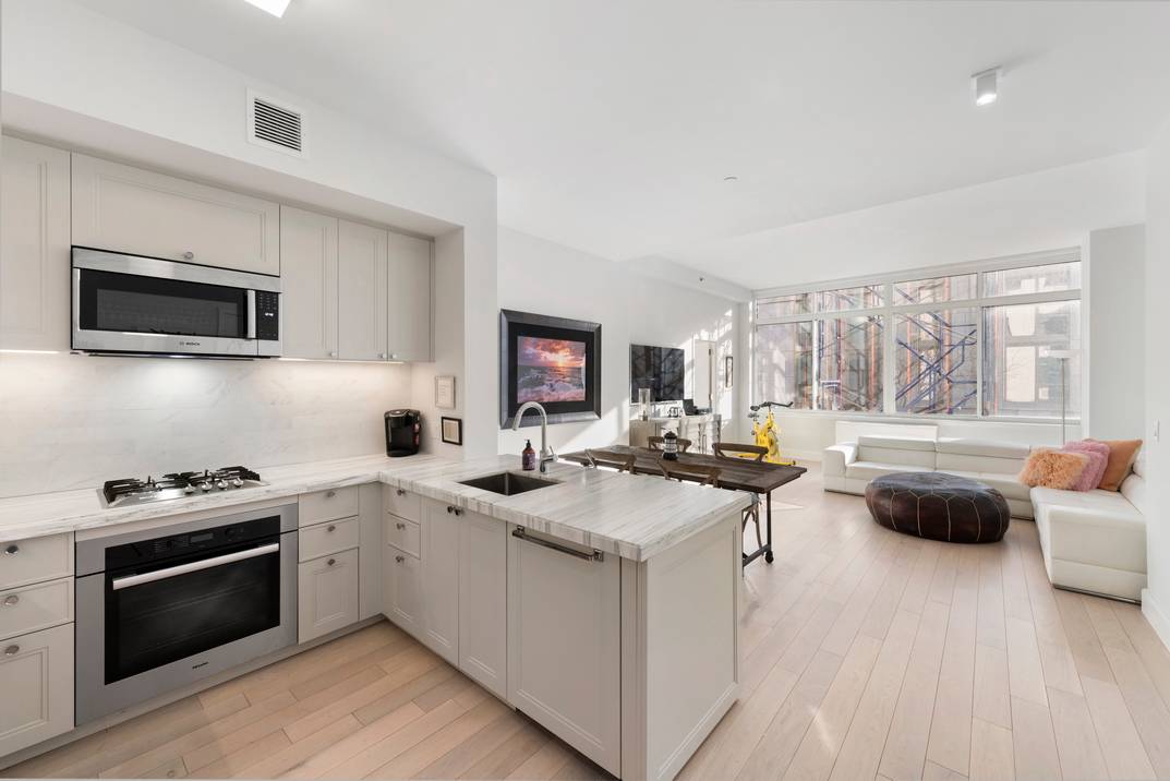 LUXURIOUS 1 BED IN YORKVILLE