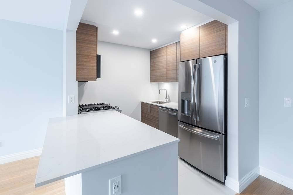 NO DEPOSIT!NO FEE! 2 MONTH FREE RENT! PRIME MIDTOWN LOCATION,TIME SQUARE ,THEATER DISTRICT,BROADWAY,FULL SERVICE BUILDING