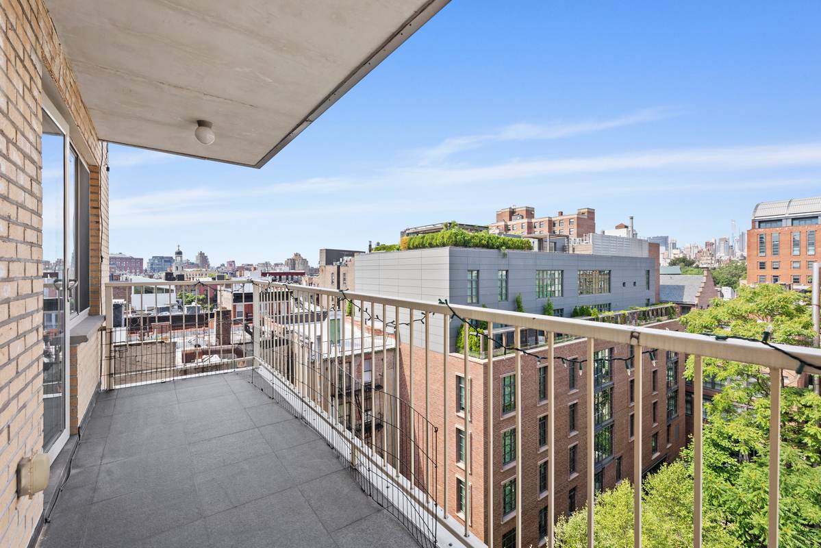 RENOVATED 2 BED / 2 BATH W BALCONY!