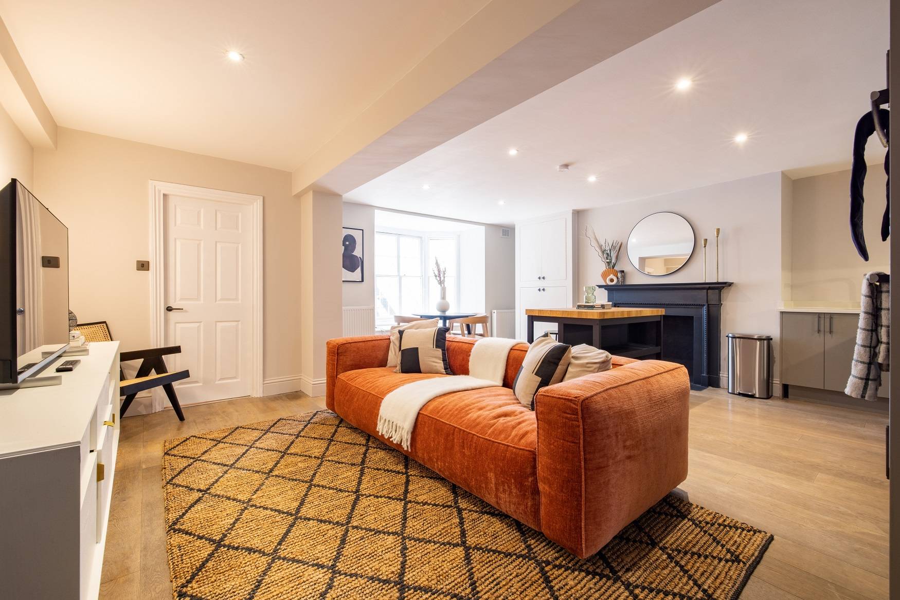 Stylish Two-Bedroom Mews Apartment with Private Courtyard near Hyde Park