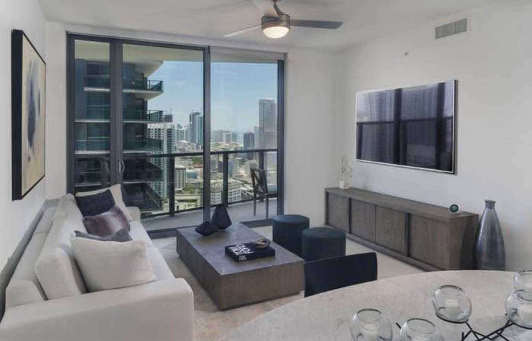 Centrally located at Brickell City Centre. One-bedroom residence with immediate access to Miami’s top dining, shopping, and transit.
