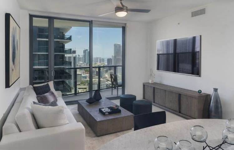 Centrally located at Brickell City Centre. One-bedroom residence with immediate access to Miami’s top dining, shopping, and transit.