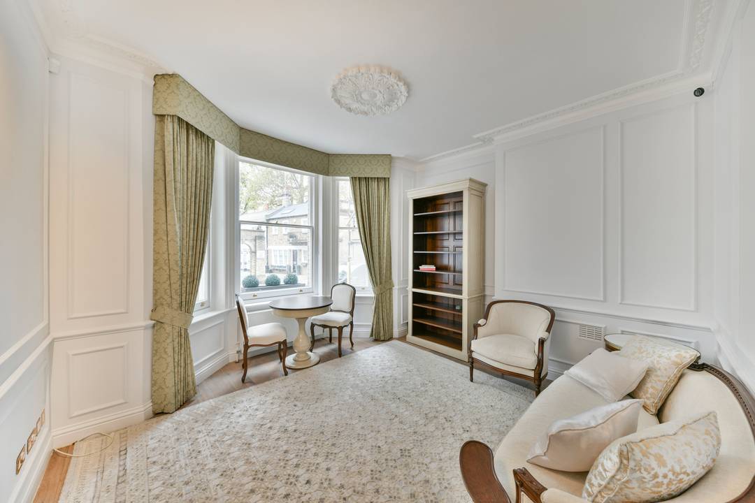 Charming two-bedroom apartment on a quiet white-stucco fronted street in prime Chelsea just off the trendy and historic King’s Road, SW3