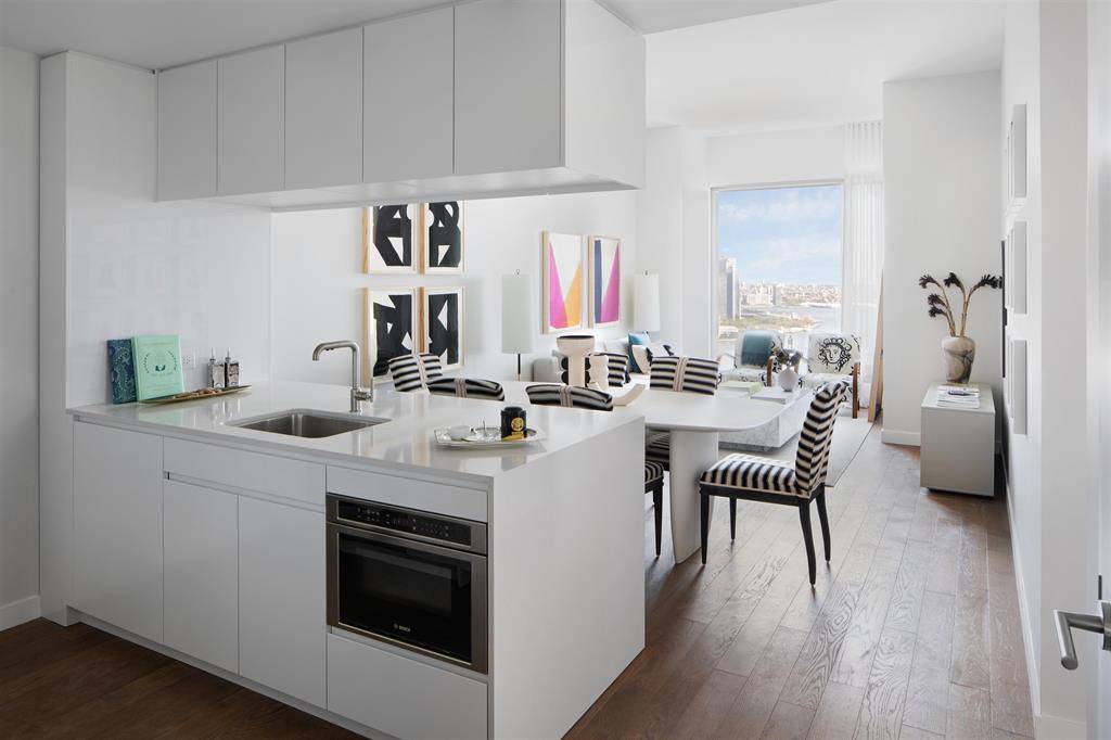 TOWER LIVING. LANDMARK LIFESTYLE. 79-STORY MAJESTY.