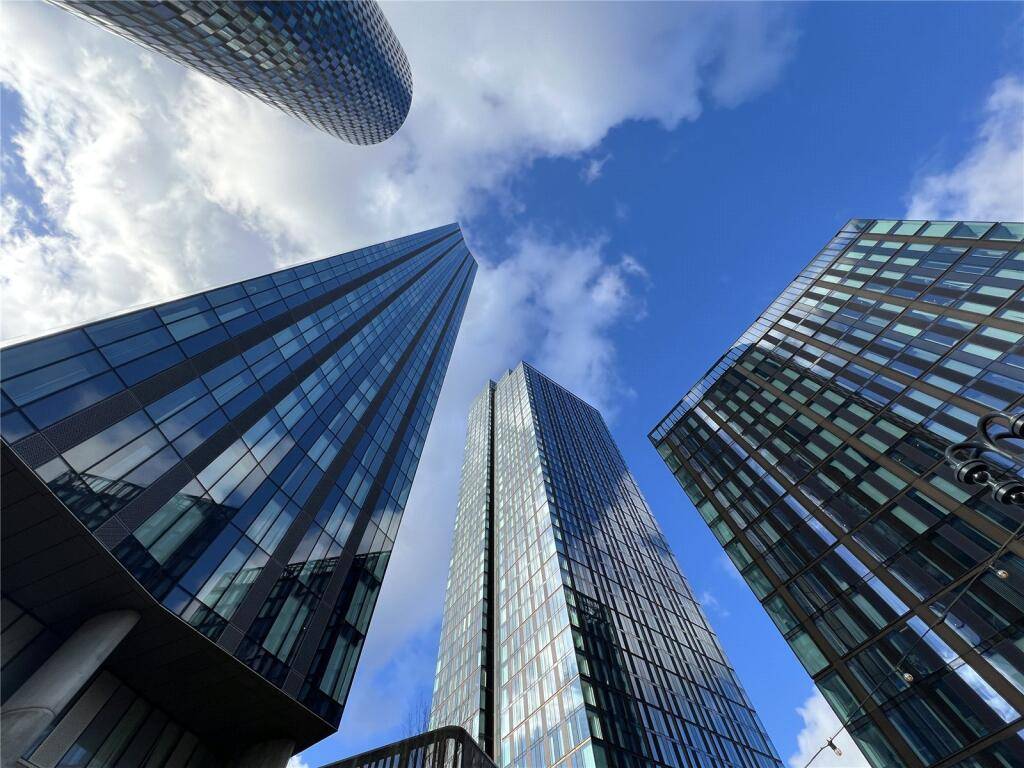 Luxurious 2-Bed, 2-Bath Apartment in Elizabeth Tower, Crown Street, Manchester