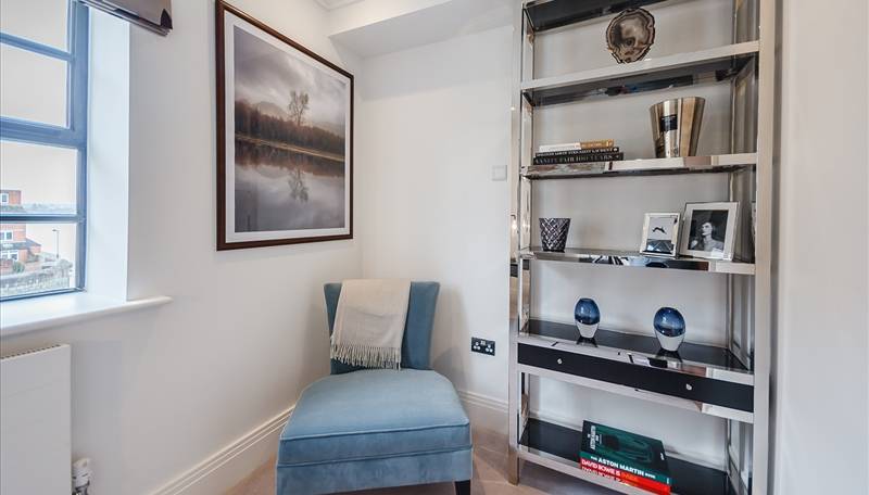 Stylish Hammersmith Riverside Apartment | 3-Beds, 2-Baths