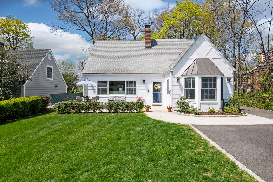SUBURBAN SPACE WITH EASY ACCESS TO THE CITY