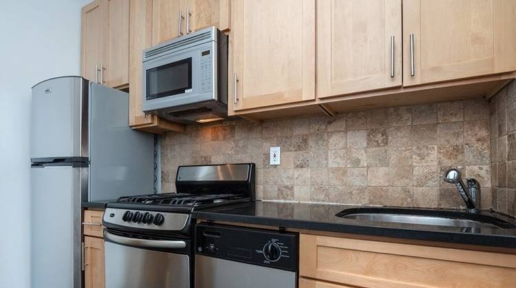 NO FEE Renovated 3Bed/1Bth & 1 Free Month
