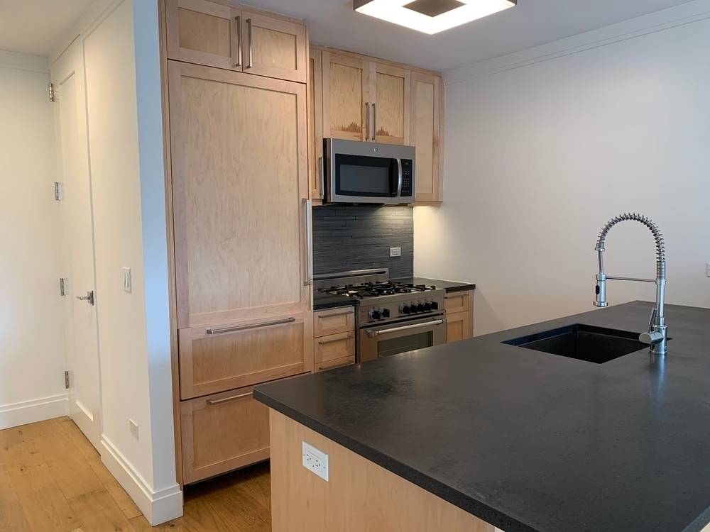 No Fee, 2 Bed/2Bath in Amenity Filled Luxury  Upper East Side Building