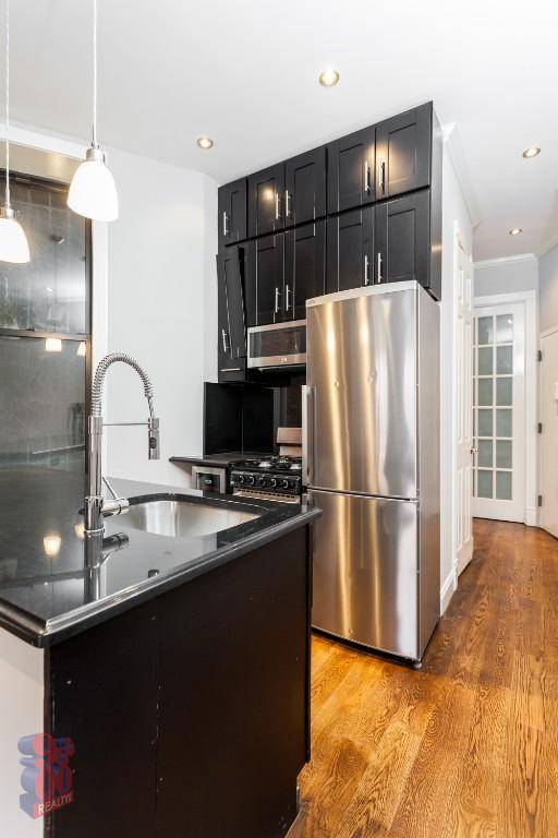 2BR Modern Updated Appliances, Wine Cooler, Washer/Dryer in East Village!