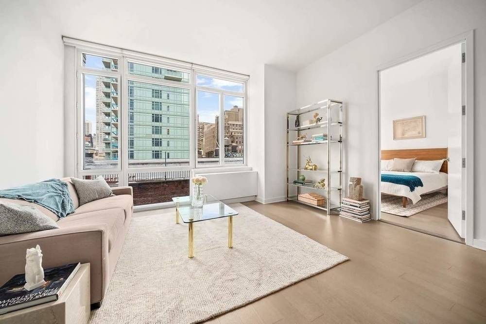 No Fee & 3 Months Free! 1 Br / 1 Bath in Midtown Luxury Doorman Building