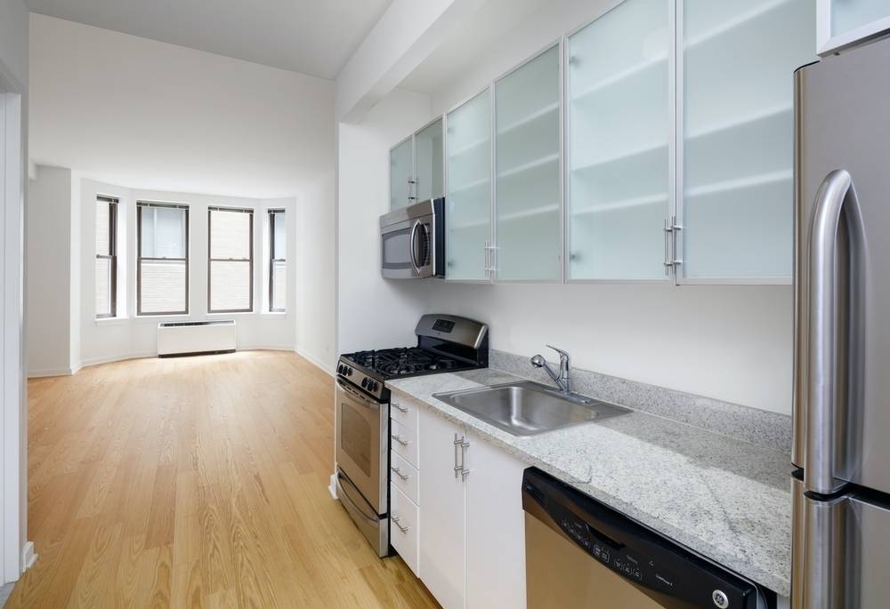 No Fee & 3 Months Free! Studio in Fidi Luxury Doorman Building