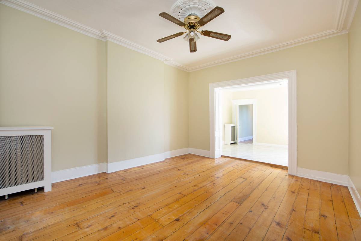 No Fee , 3 Bed / 1 Bath apartment in the charming Carrol Gardens neighborhood ,