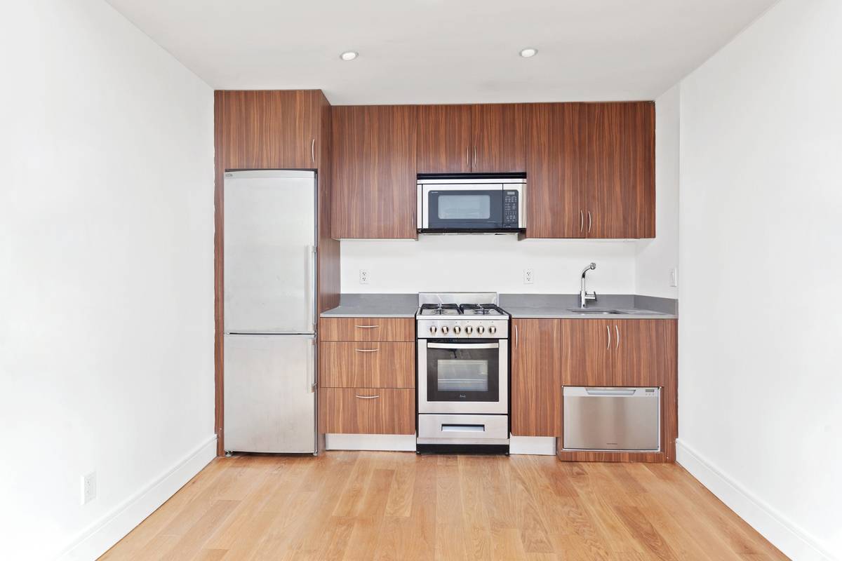 No Fee 1 Bed /1 Bath in Luxury Amenity Filled Financial District Building
