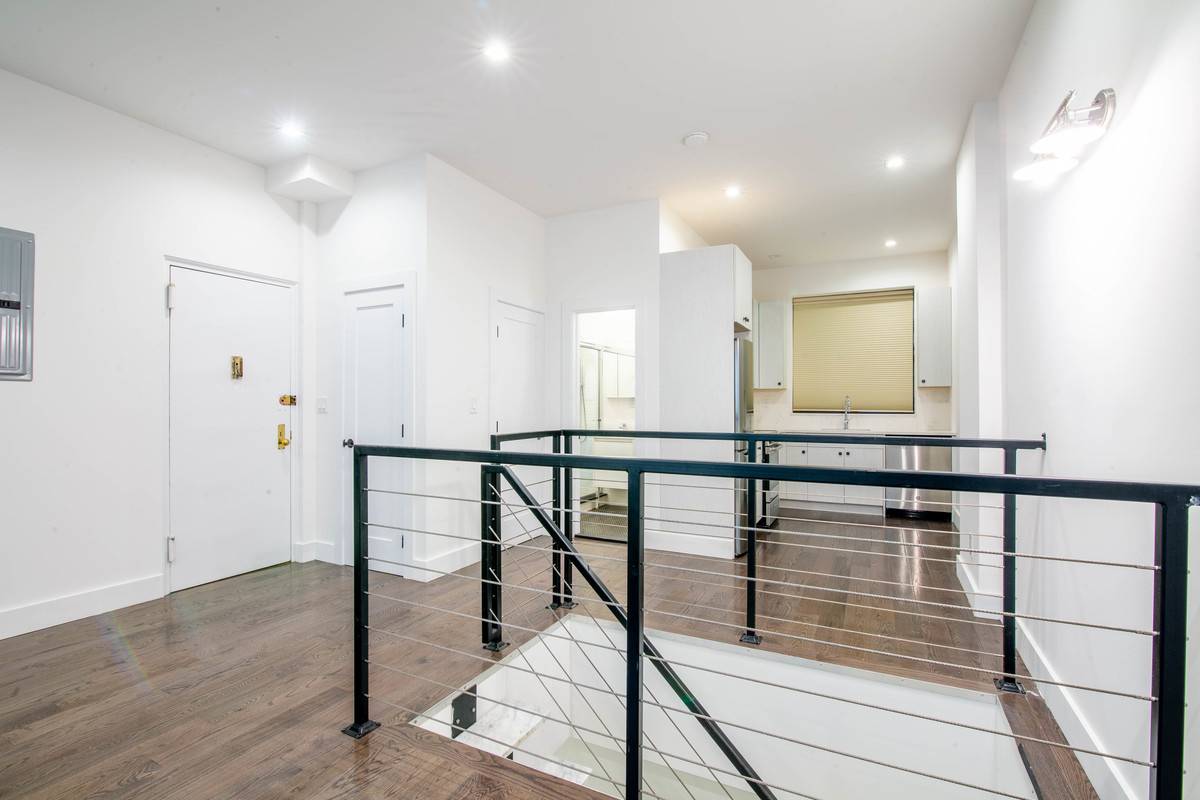 WOW AMAZING DUPLEX IN SOHO!! 2 BED 2 BATHS! FREE RENT