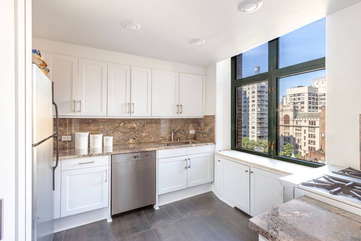 STUNNING UPPER EAST SIDE 2 BED 2.5 BATH!!!