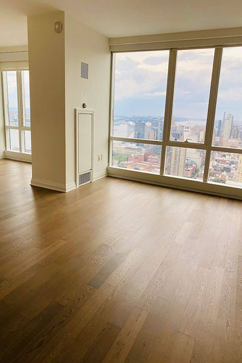 No Fee! 1 Br / 1 Bath in Midtown Luxury Doorman Building