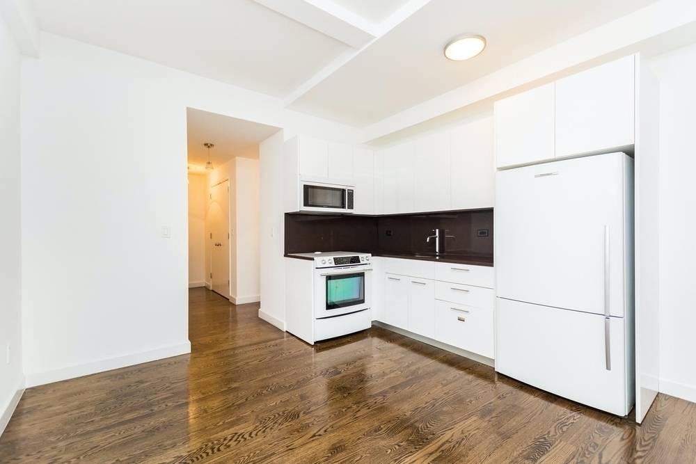 Spacious, Luxury Corner, no fee 2 bed/2 bath West Side Apartment w/ Natural Light and High Ceilings
