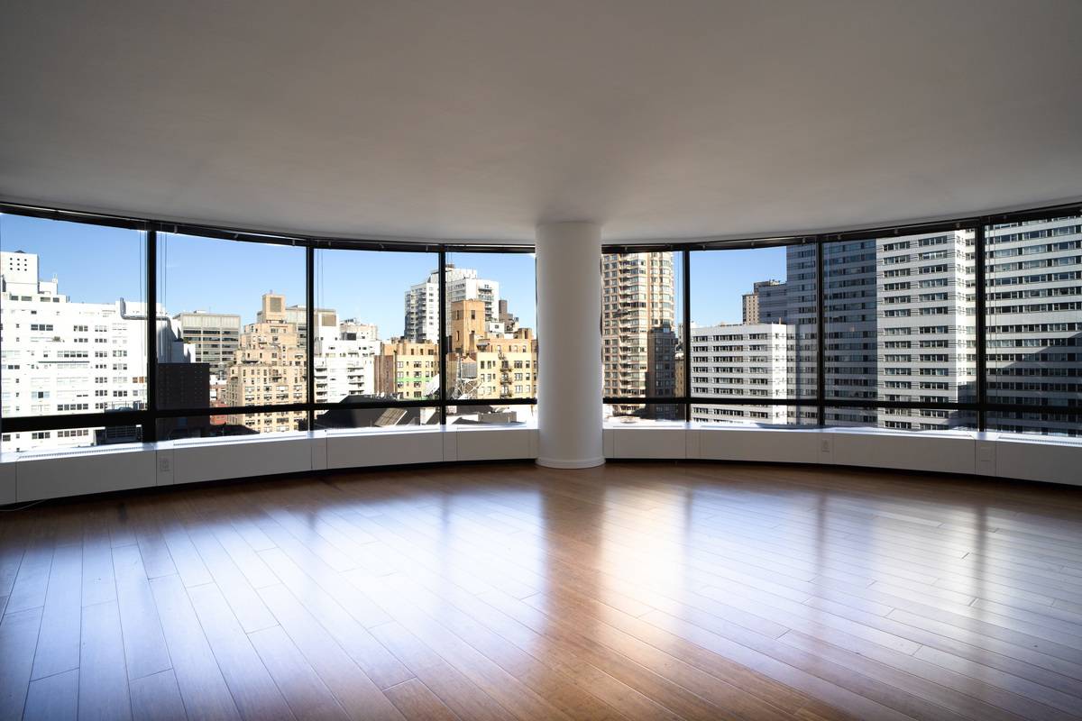 BREATHTAKING and Spacious, Luxury flex 3 bed/ 2 bath, No Fee Apartment in the Upper East Side with Wall to Wall Windows and Double Walk in Closets