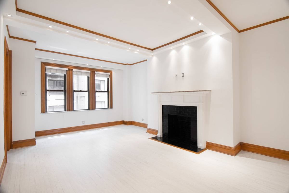 STUNNING RENOVATED 2 BEDROOM NEAR CENTRAL PARK