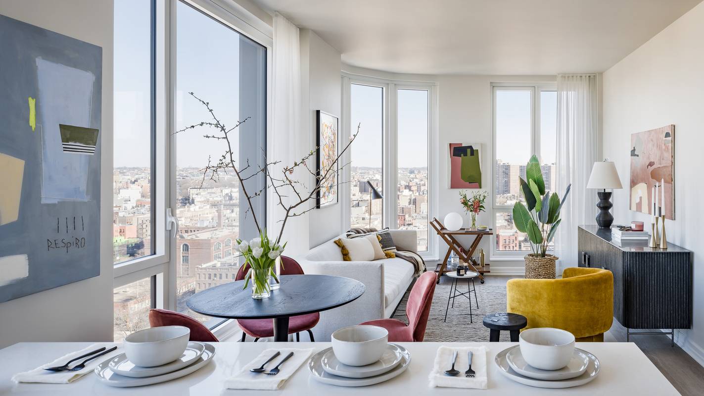 Bright and Spacious 1Bed/1Bath with Stunning City and Water Views. Floor to Ceiling Windows and Washer/Dryer. Up to 3 Months Free on a 12 Month Lease. No Fee!