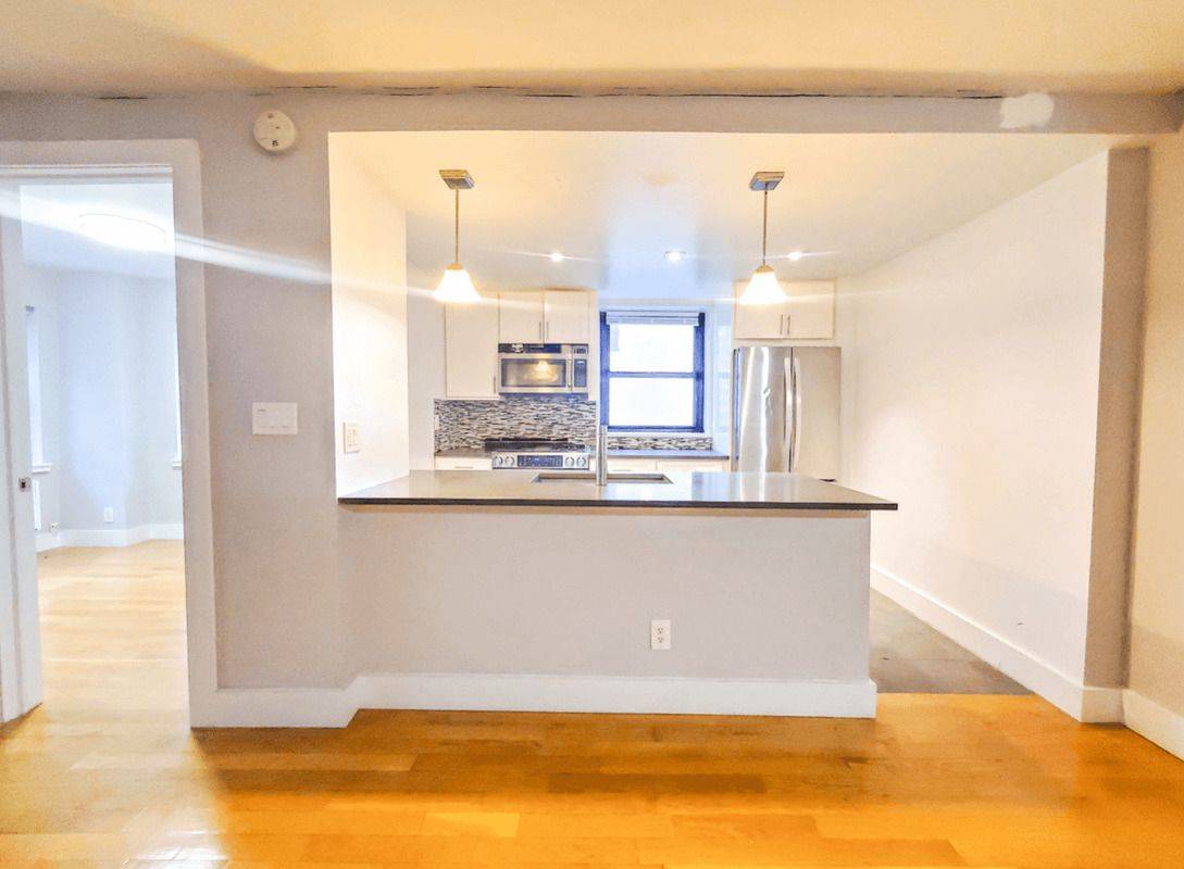 SPACIOUS, NO FEE, 4 BED/2 BATH LUXURY APARTMENT IN MIDTOWN EAST BUILDING