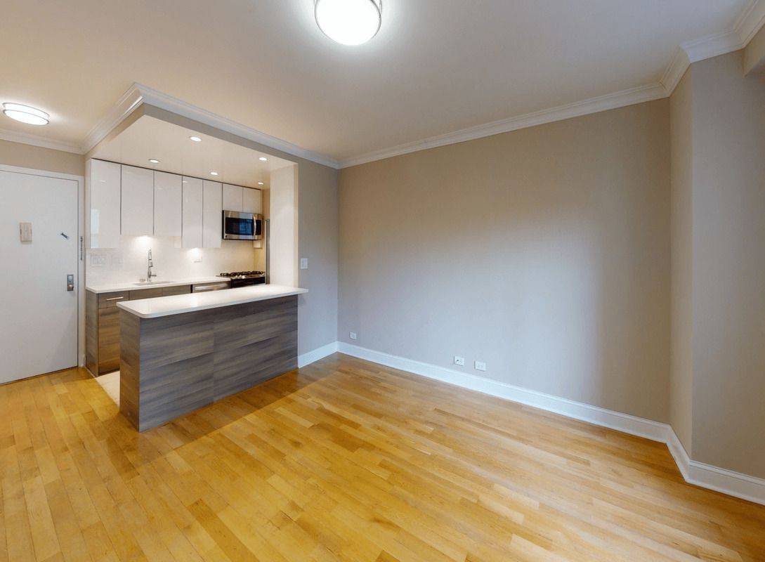 No Fee 2 Bed/1 Bath Apartment in Luxury Building In Tribeca, With a Balcony!