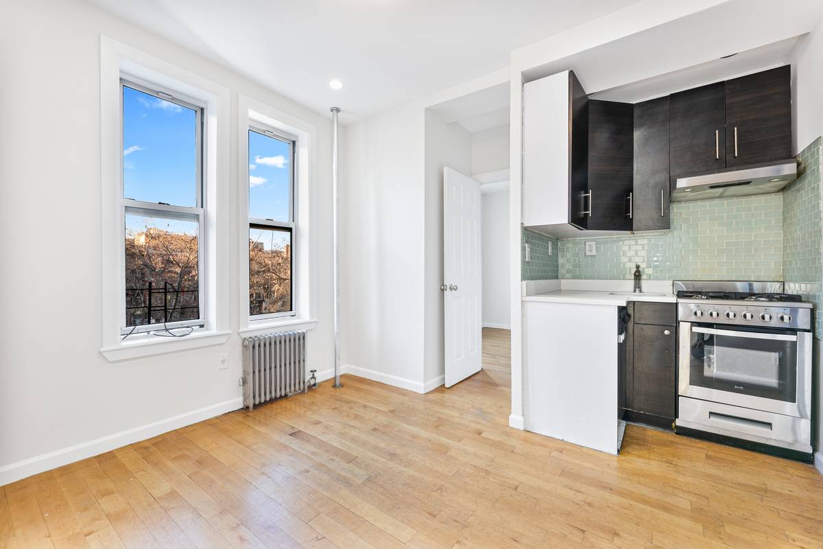 NO FEE, 3 BED/1 BATH SPACIOUS RENTAL, LOWER EAST SIDE