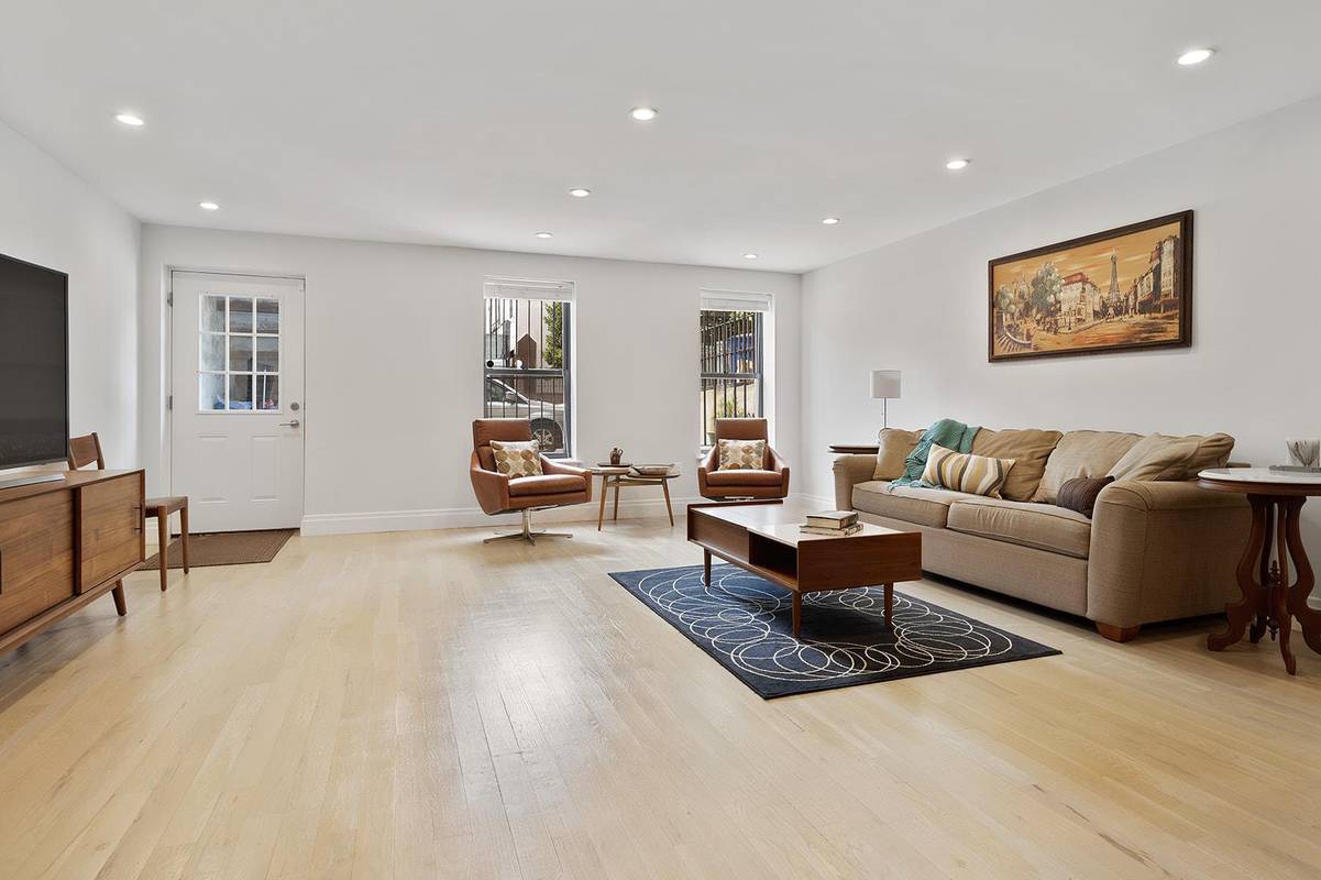Beautifully renovated 1100 Sqft 2 bedroom in Bushwick