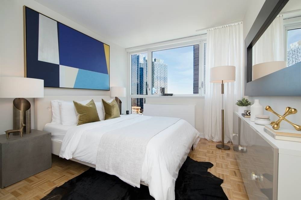 No fee , 4 month free , 1 bed / 1 bath apartment, in LIC ,