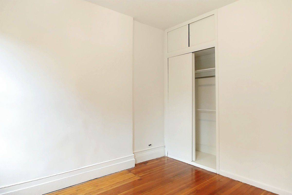 LARGE 3 BEDROOMS Great Restaurants, Nightlife, Shops -Multiple Grocery stores in the area -Located in the Heart of the UPPER EAST -Easy Access to all public transportation