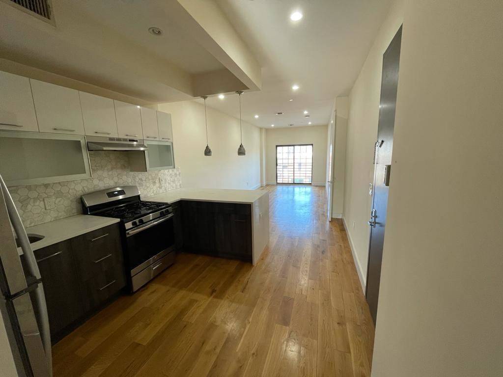 No Fee 3 Bed/1 Bath Apartment in Stuyvesant Heights Building, 2 Months Free!