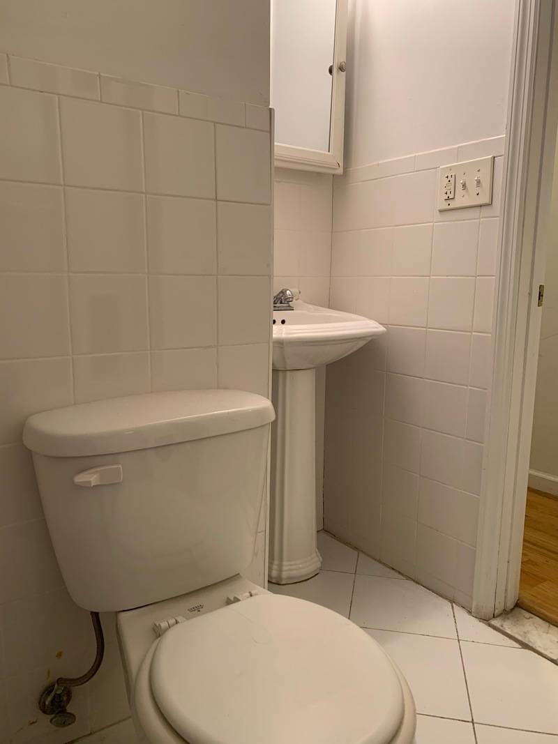 3 bedrooms 2 bath PRIME UPPER EAST SIDE LOCATION,STEPS FROM THE SUBWAY PERFECT FOR ROOMMATES,NO FEE