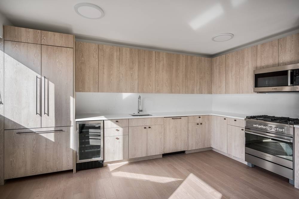 No fee, spacious 4 Bedroom/3.5 Bathroom apartment in Luxury Upper East Side building