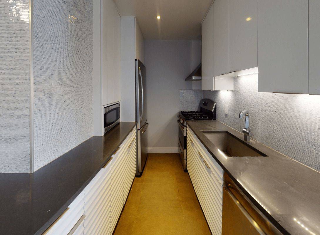 AMAZING NO FEE, 3 BED/1 BATH APARTMENT IN LUXURY UPPER WEST SIDE BUILDIING