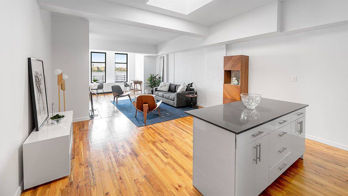 NO FEE, Spacious 1 bedroom/1 bathroom located in luxury West Village building