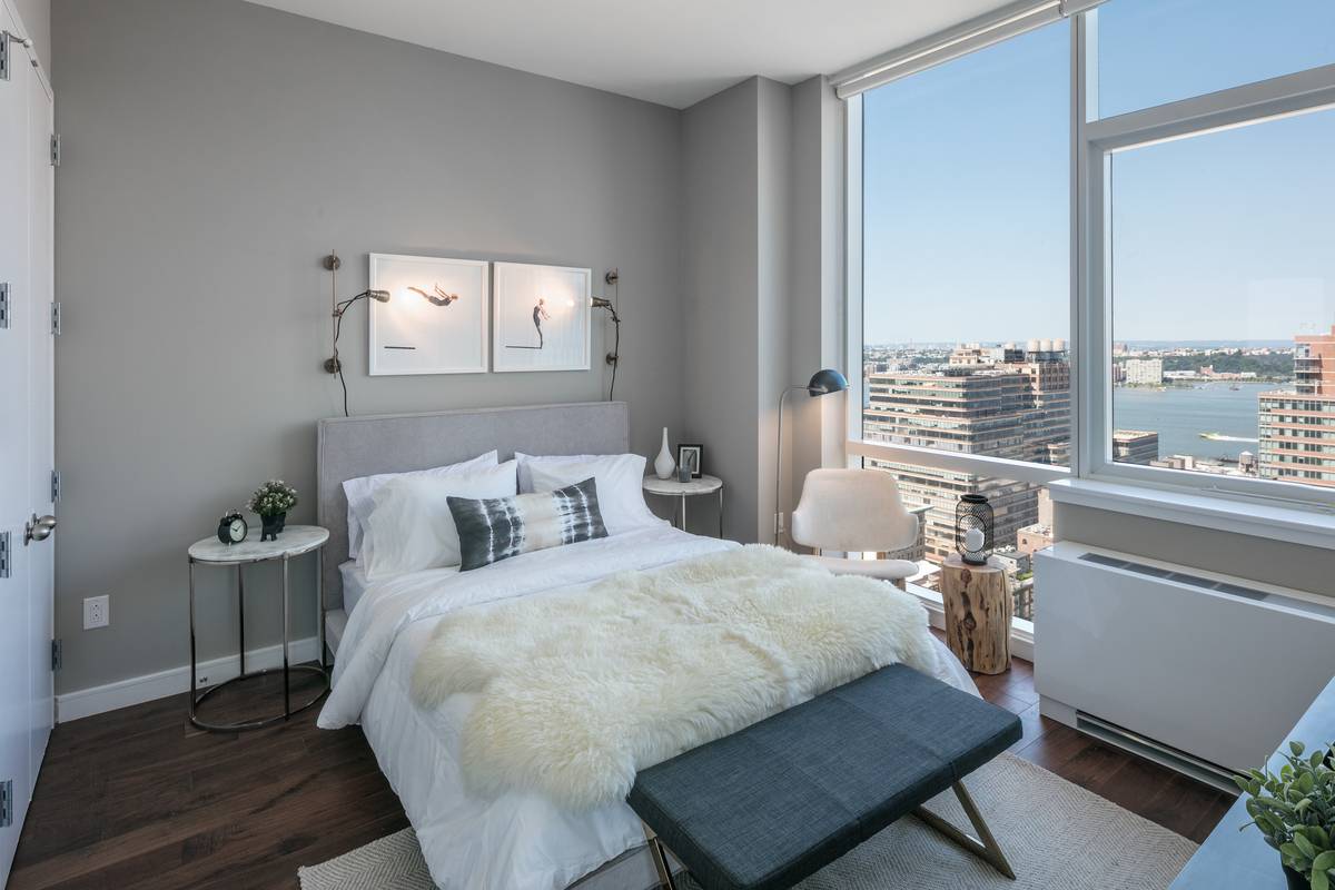 Beautiful and Bright 1BD/1BA Located on The Highline, Modern Kitchen, Floor-to-Ceiling Windows, Dark Oak Floors, W/D, No Fee
