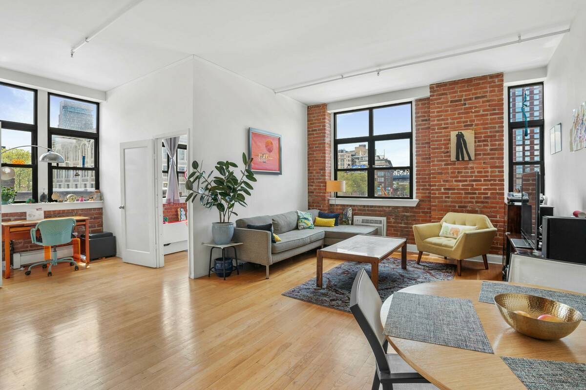 An Amazing Sunlight Filled Condo in Vinegar Hill/Dumbo