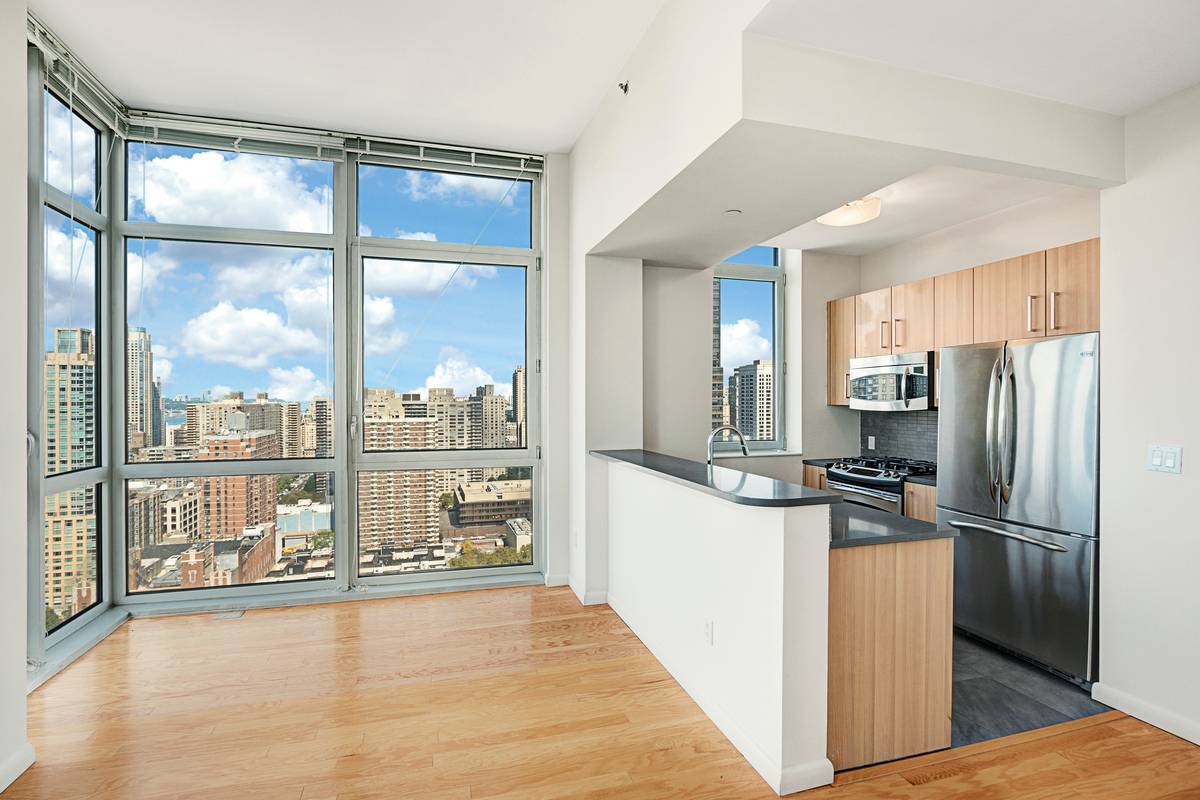 1 Bed/2 Baths Apartment in Lincoln Square, W/D in Unit
