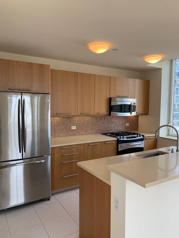 Lincoln Square Corner Unit 2BD/2BA with Open Kitchen, City Views, W/D, No Fee