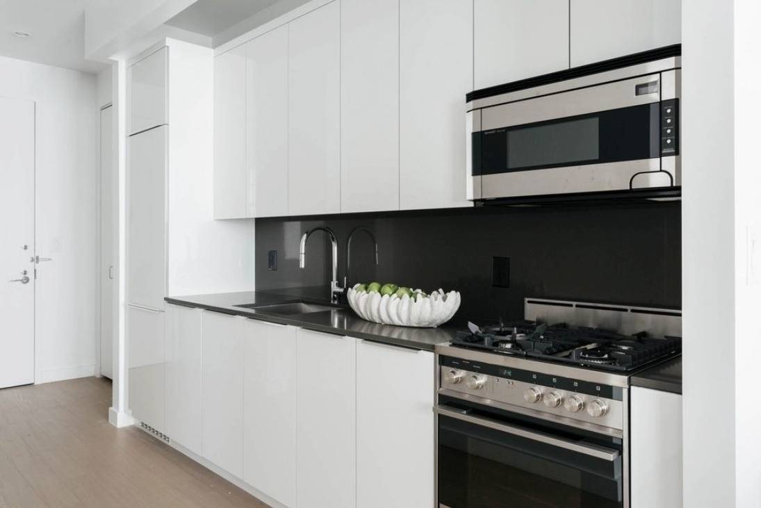 No Fee - True 2 Bed/ 1 Bath with Ultra-Modern Kitchen in Financial District