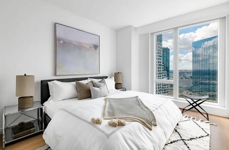 LIC Luxe 2 Bedroom Apt: W/D in Unit!!