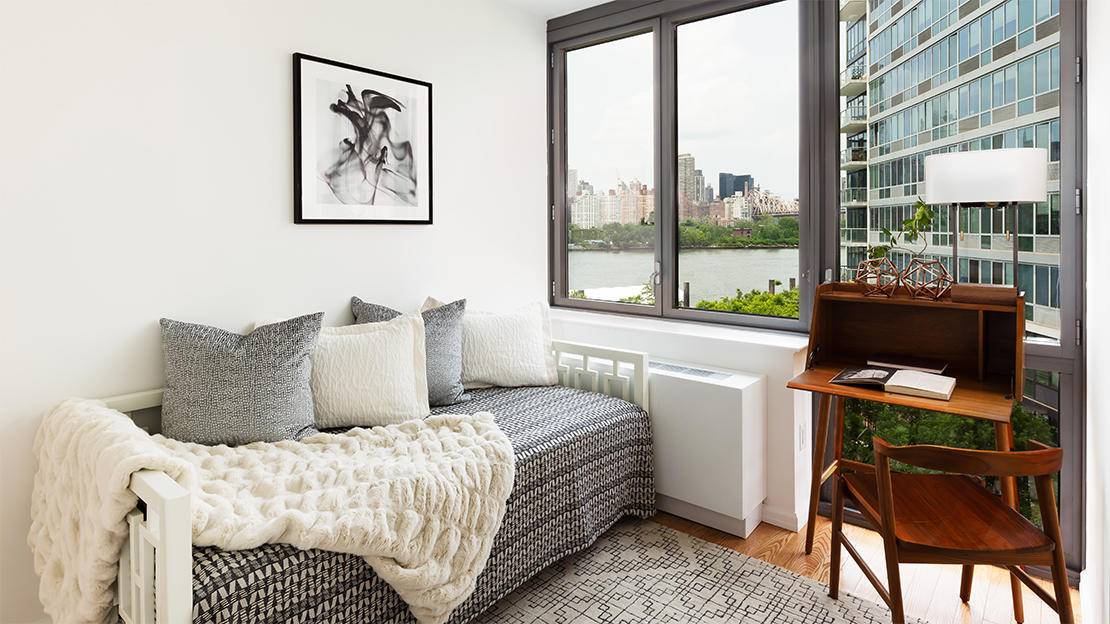 Bright Studio w/ Balcony in Luxurious LIC Building